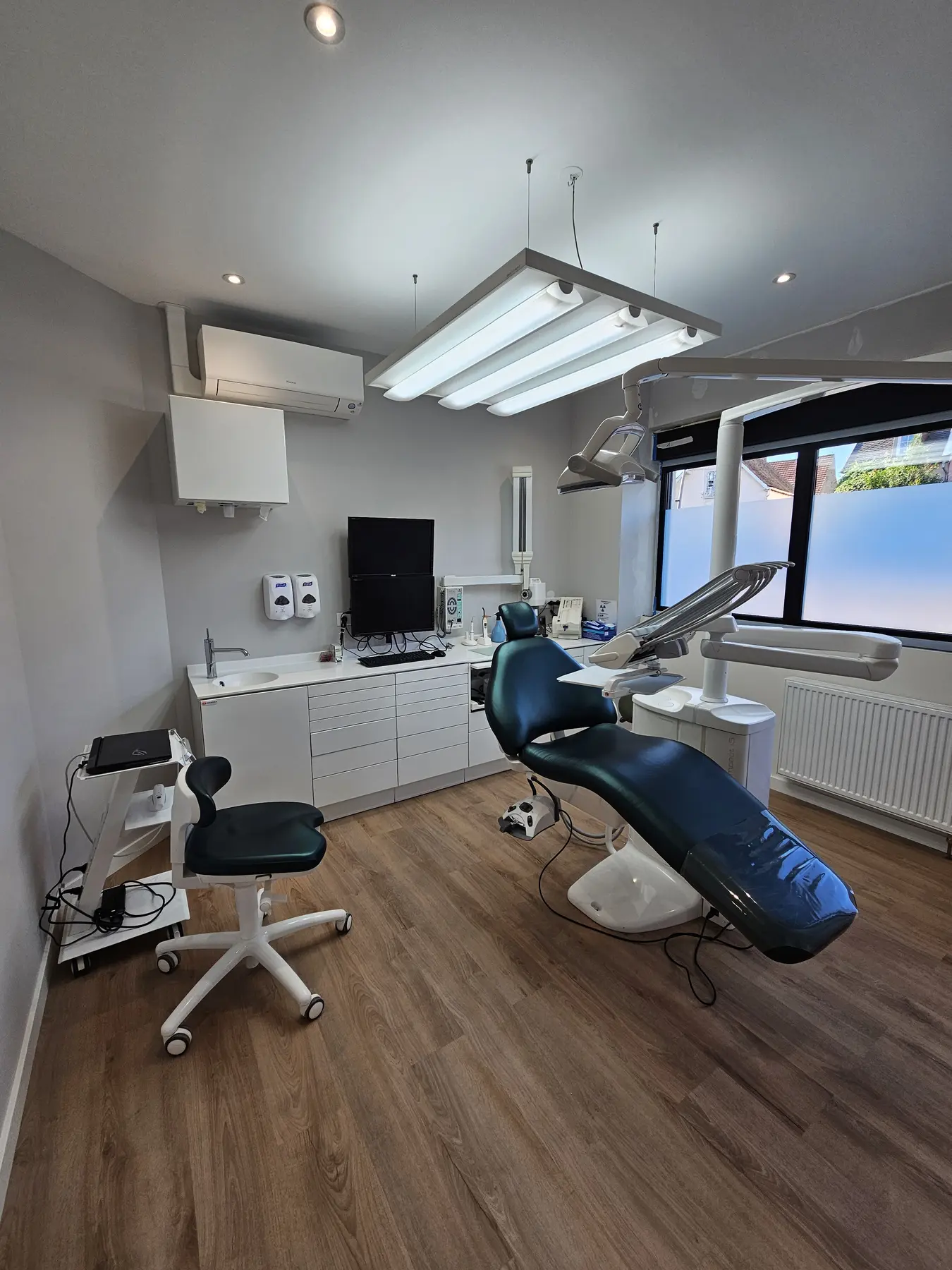 Salle de soins lumineuse du cabinet dentaire